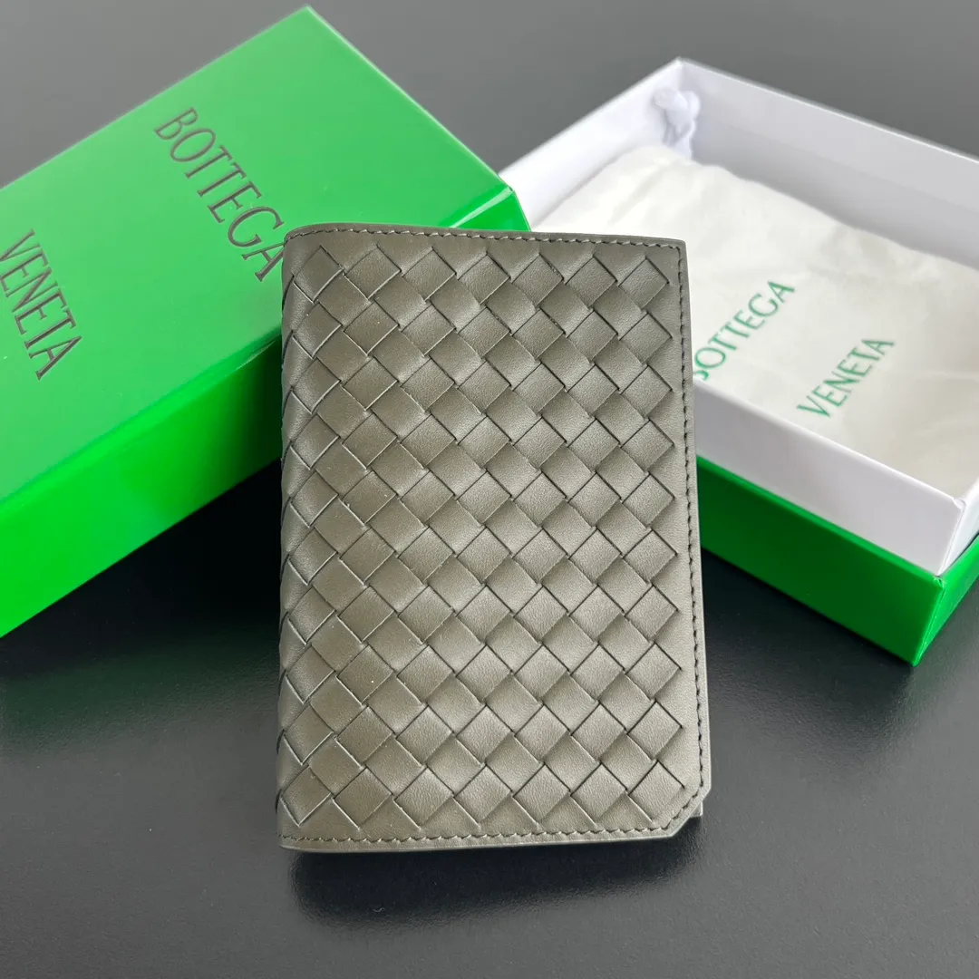 B’s new small woven passport holder [let me see]. 817398 The classic fine weave returns✅, made of cowhide, very soft to the touch and durable. In addition to your passport, you can also put your cards, ID and a small amount of cash. Small and exquisite, super suitable for travel. Weaving is the eternal classic of this brand, size: 13.3x9.5, P600